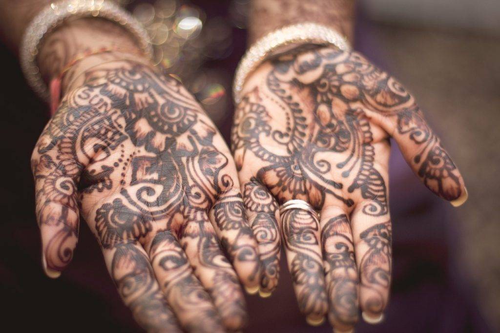 Henna, hands