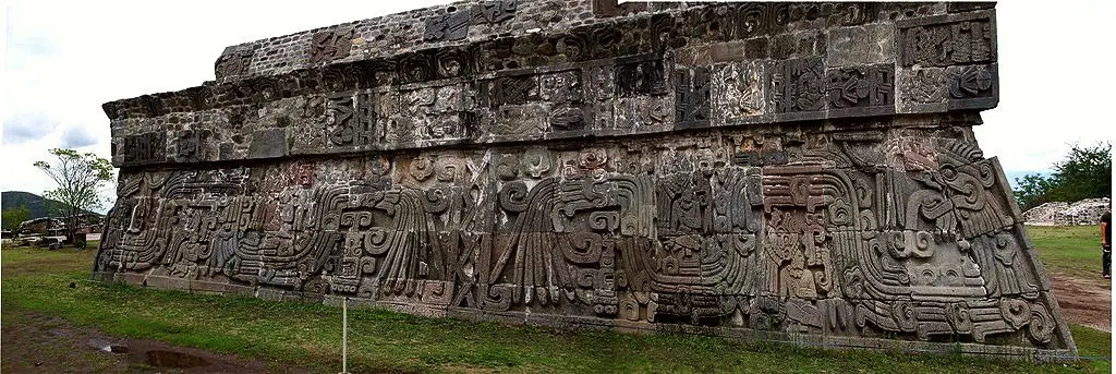 Xochicalco, Serpiente Emplumada