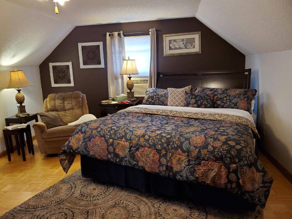 Blue Ridge Manor Bed and Breakfast, Fancy Gap, affordable getaway for couples in Virginia