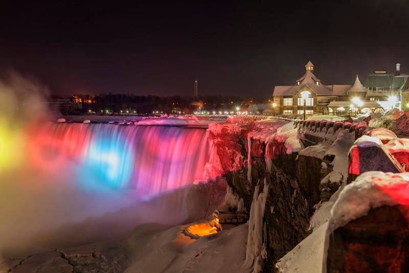 Niagara Falls with the lights