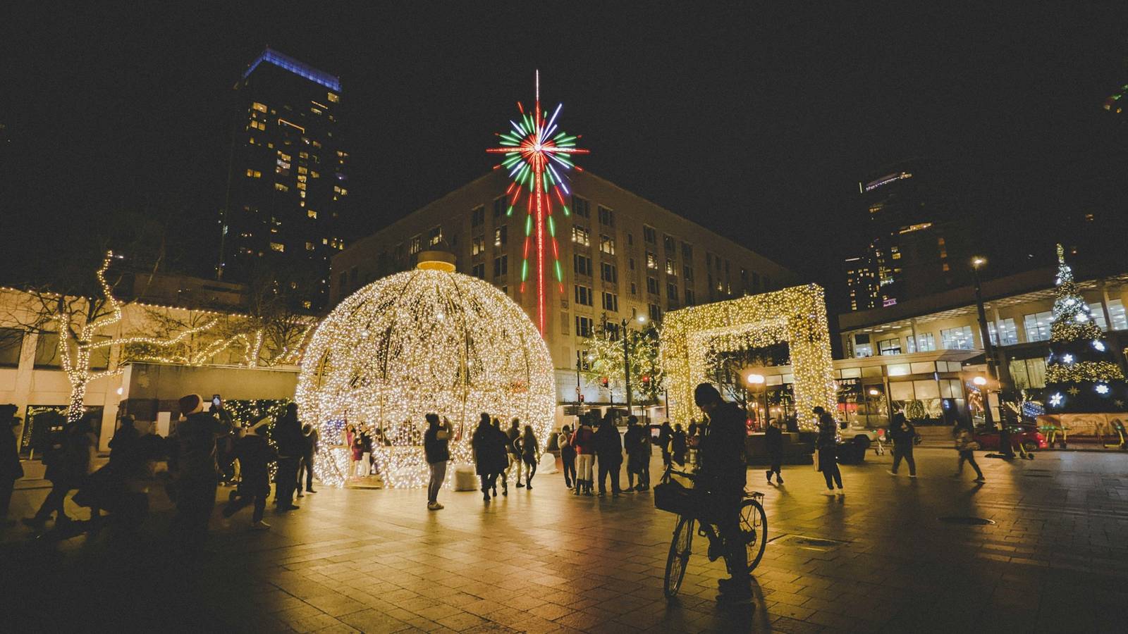 10 Magical Pacific Northwest Towns to Visit This Christmas